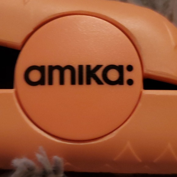 Amika: flat iron - Picture 3 of 4